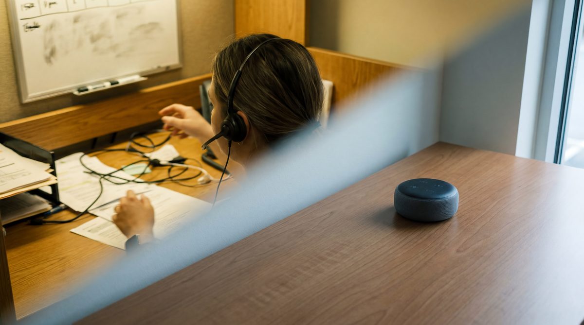 Side-by-side comparison of legacy bilingual call center operators and modern AI voice agent dispatch concept